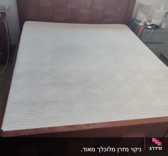 מזרן על מיטה עם צינורות ניקוי על הרצפה